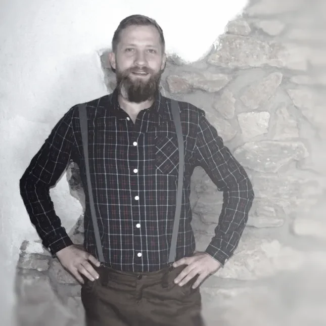 Sachverständiger Victor Pawlowski vor Sandsteinmauer