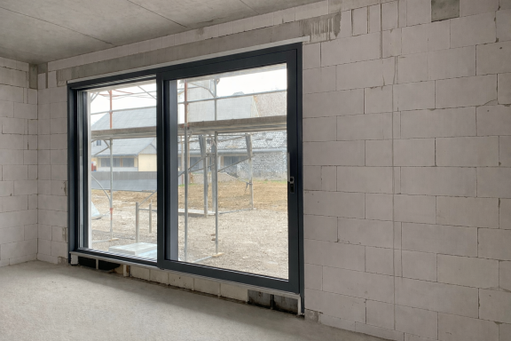 Neubaumontage fehlerhaft Hebe-Schiebetür im Neubau fehlerhaft unterlegt